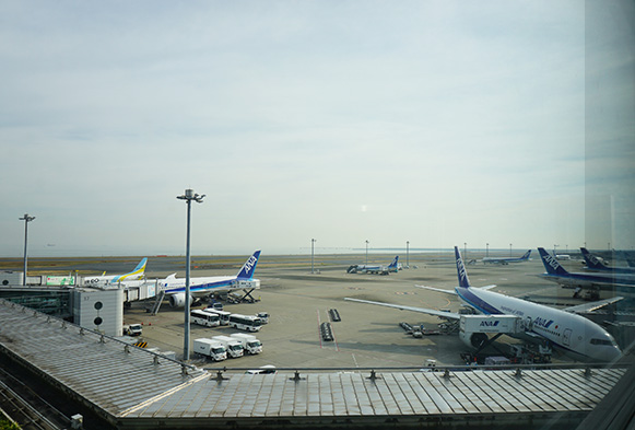 羽田空港国内線第2旅客ターミナル「エアポートラウンジ（北ピア）4F」近くに見える飛行機写真